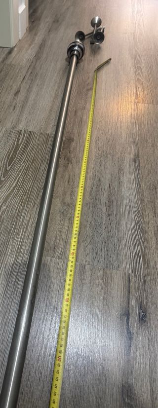 Barra de cortina metal plateada y marrón.