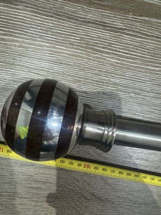 Barra de cortina metal plateada y marrón.