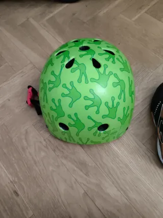 Casco patinete verde con ranas