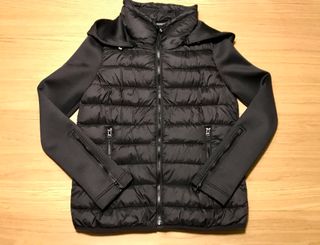 Plumífero ligero negro con capucha