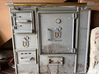 Cocina de carbón antigua con paila