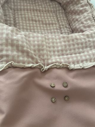 Funda capazo rosa con estampado de cuadros