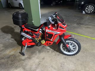Moto infantil roja con maleta