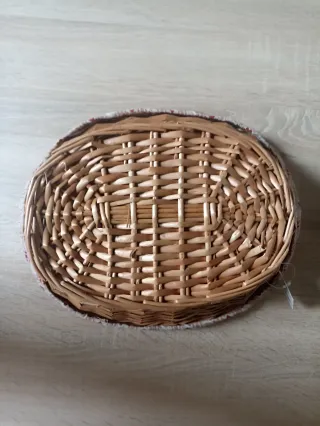 Cesta mimbre forrada corazones