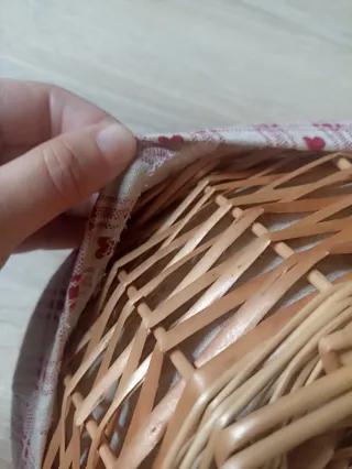 Cesta mimbre forrada corazones