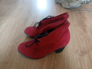 Botines rojos con cordones