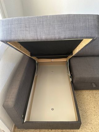 Sofá cama gris con cheslong y canapé