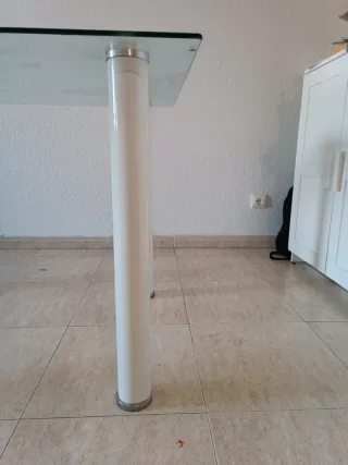 Mesa de cristal templado con patas blancas