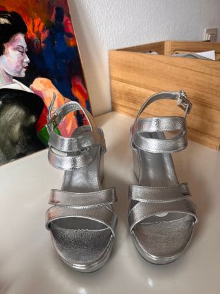 Sandalia cuña plateada