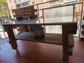 Mesa de madera y palets con tapa de cristal