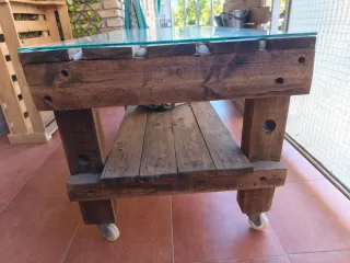 Mesa de madera y palets con tapa de cristal