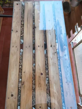Mesa de madera y palets con tapa de cristal