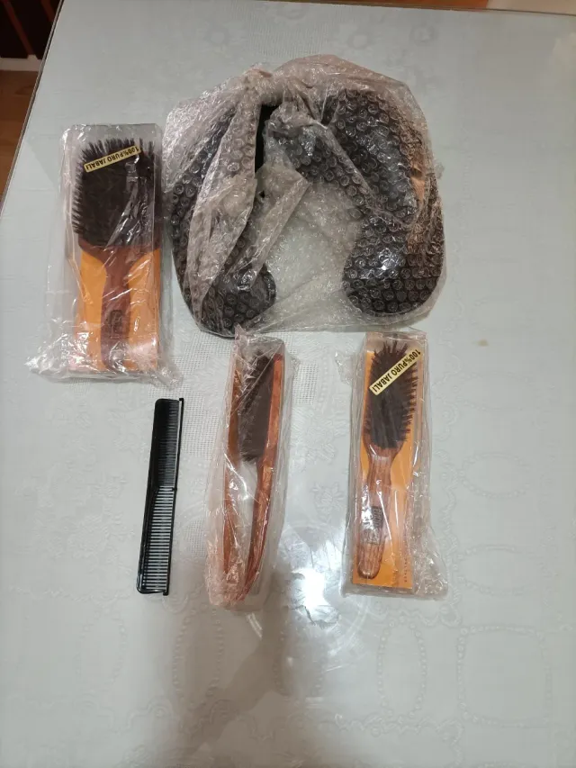 Surtido peluquería cepillos y peines