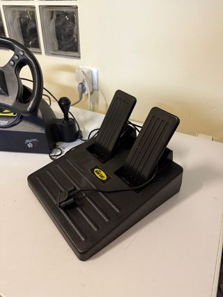 Volante Mad Catz con pedales