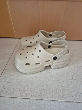 Zuecos tipo Crocs beige