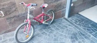 Bicicleta infantil roja