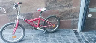 Bicicleta infantil roja