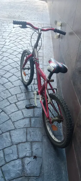Bicicleta infantil roja