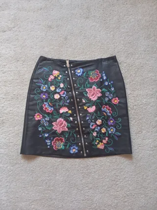 Falda cuero bordada flores cremallera.