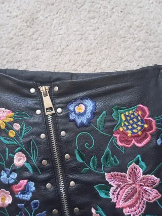 Falda cuero bordada flores cremallera.