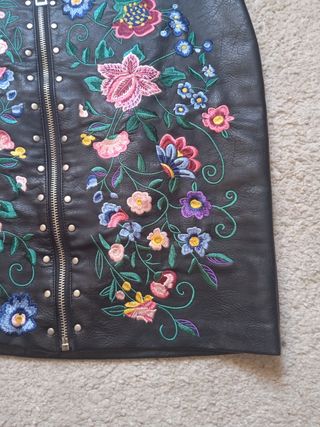 Falda cuero bordada flores cremallera.