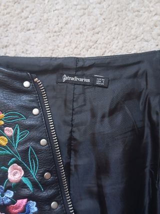 Falda cuero bordada flores cremallera.