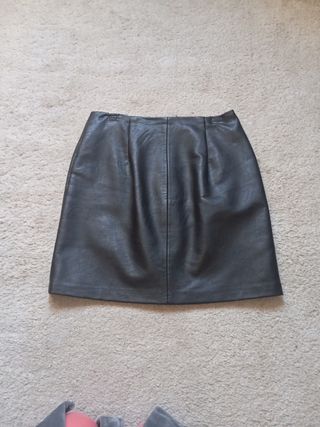 Falda cuero bordada flores cremallera.