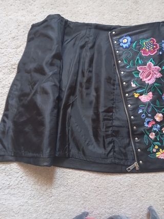 Falda cuero bordada flores cremallera.