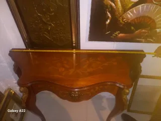 Mesa consola de madera con incrustaciones