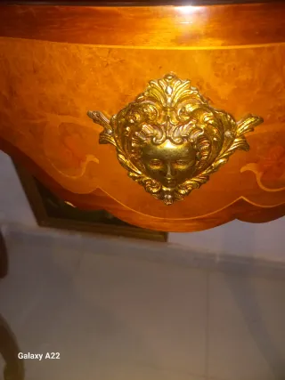 Mesa consola de madera con incrustaciones