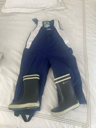 Mono nieve 2 años y botas agua 24
