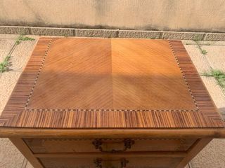 Mesita de noche antigua de madera