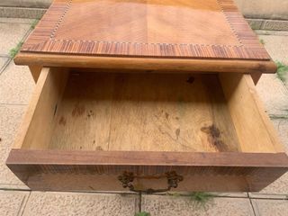 Mesita de noche antigua de madera