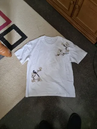 Camiseta blanca con pájaro y flores