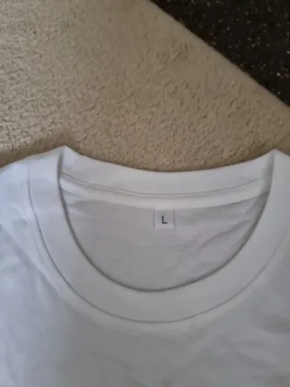 Camiseta blanca con pájaro y flores