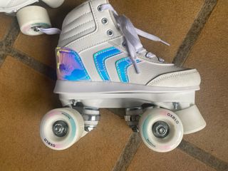 Patines infantiles blancos con detalles iridiscent