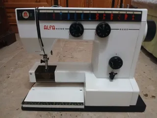 Máquina de coser Alfa + accesorios