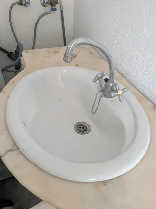 Pica, mármol y grifo de lavabo