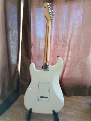 Guitarra Fender Stratocaster MIM Blanca