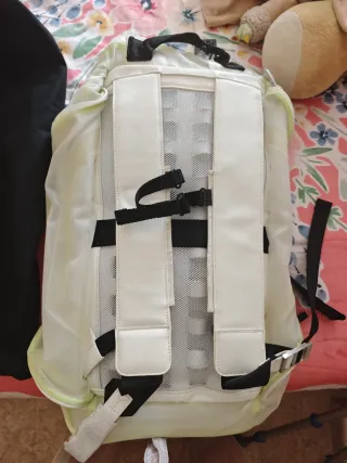 Mochila Guess verde y blanca