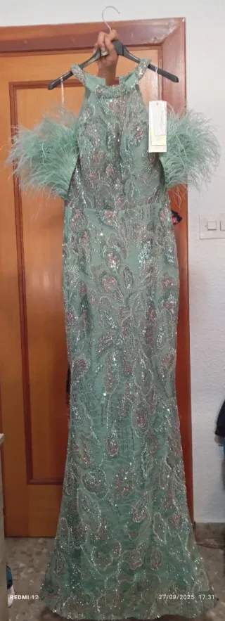 Vestido de fiesta verde con plumas