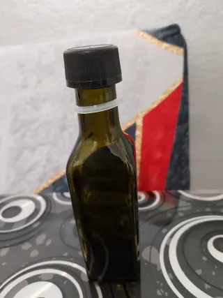 Bottiglietta in vetro scuro con tappo