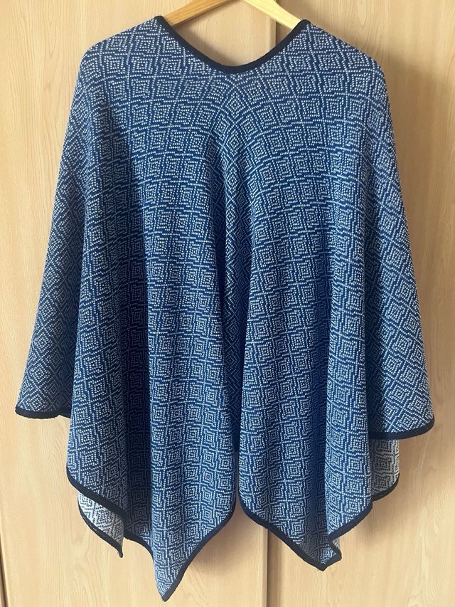 Poncho capa azul y blanco