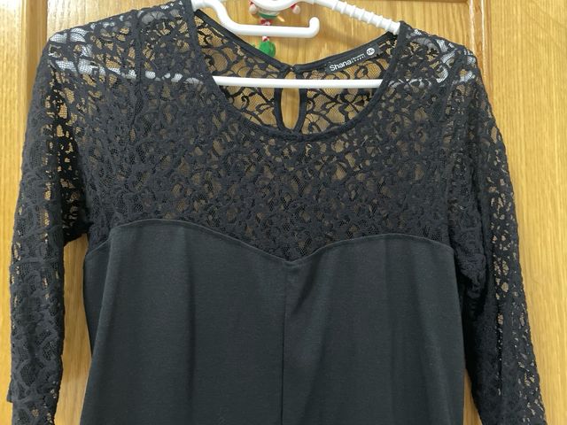 Vestido negro encaje
me lo regalaron 
sin usar 