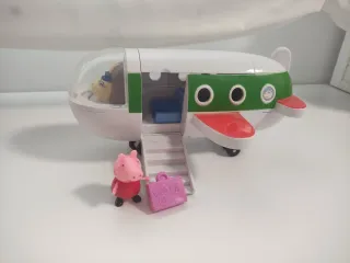 Avión Peppa Pig con figuras y maleta.
