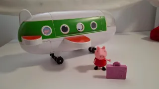 Avión Peppa Pig con figuras y maleta.