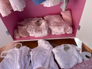 Armario para muñecas con ropa