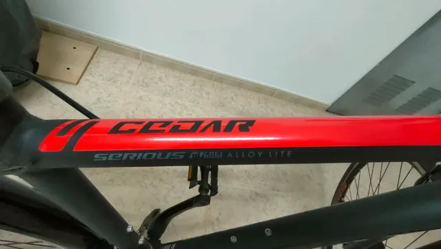 Bicicleta híbrida Serious Cedar aluminio. 28"