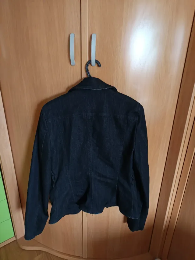 Chaqueta vaquera Stradivarius Talla L 5€