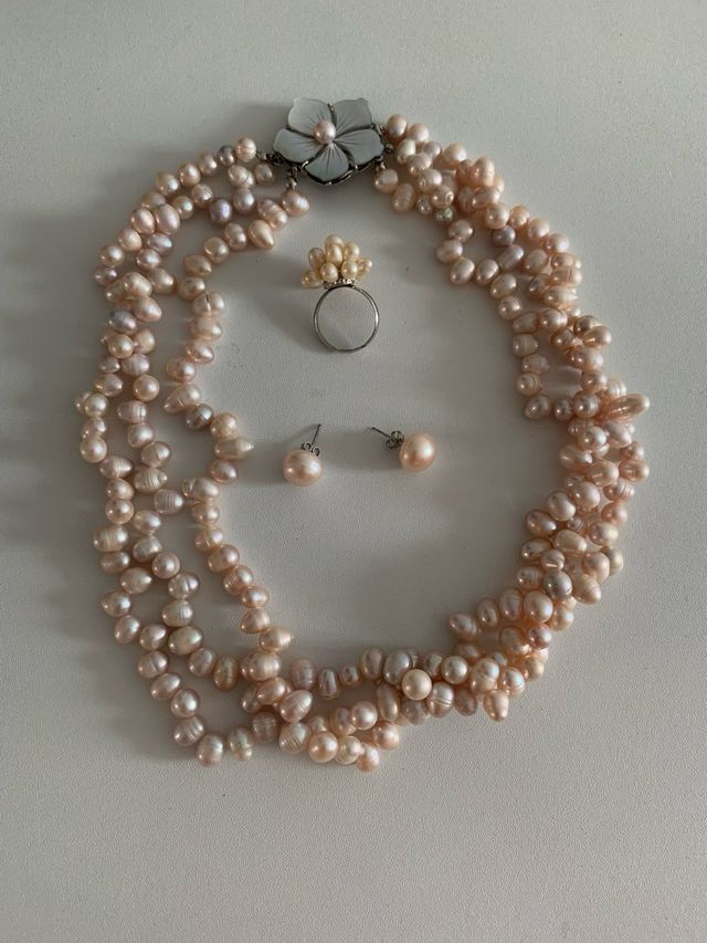 Collar, anillo, pendientes y cadena dorados